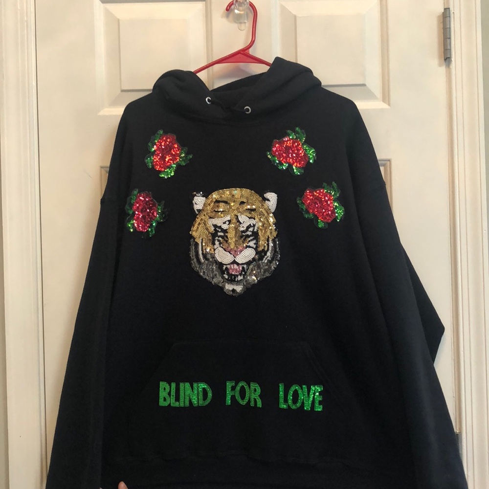 Taylor swift sweatshirt and necklace